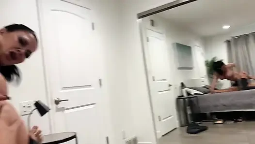 Британская плохая девушка в кожаных очках ебарь и дрочит его камшот в ее киску