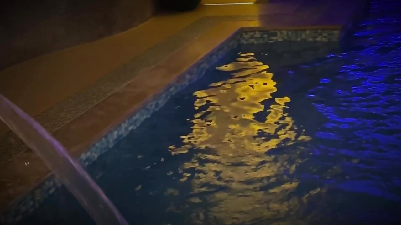 Jag knullar min styvsysters vän i poolen medan hon går och tar några drinkar
