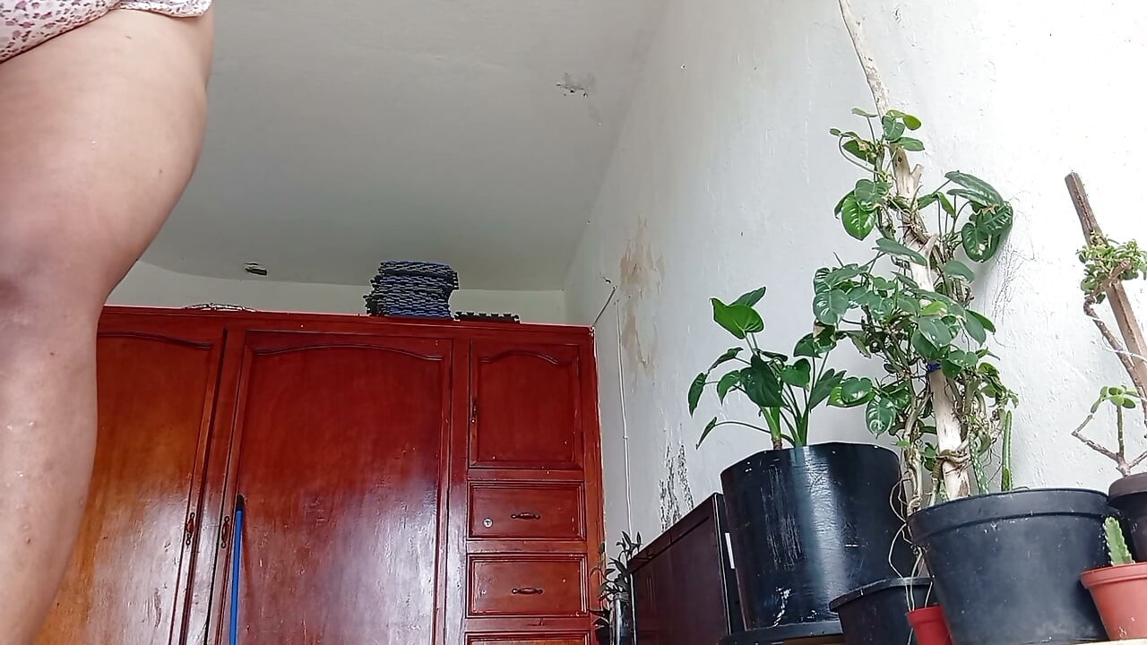Suegra me dijo que me hizo la limpieza del cuarto en tanga