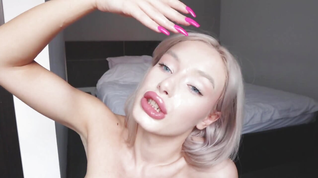 操我的喉咙和吐在脸上. 对着我撸管