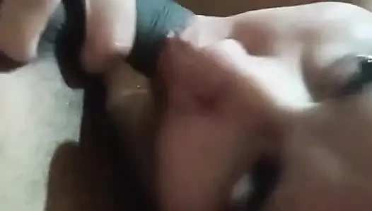 Rekaman seks tante semok latina lagi asik nyepong kontol