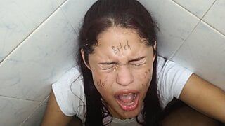 Vreemdgaande vriendin gebruikt als een spermacontainer - plassen in haar mond en haar vernederen