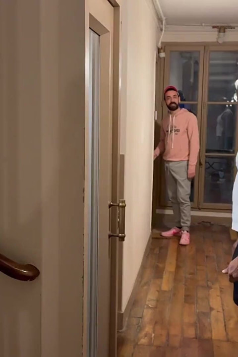 Kıçını ziyaret ediyor