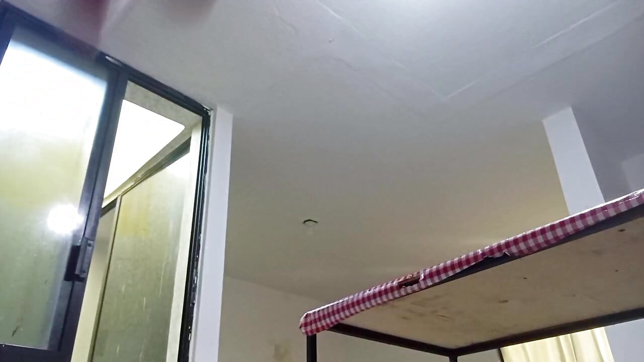 She sends me a video while she walks in the kitchen in a cachetero