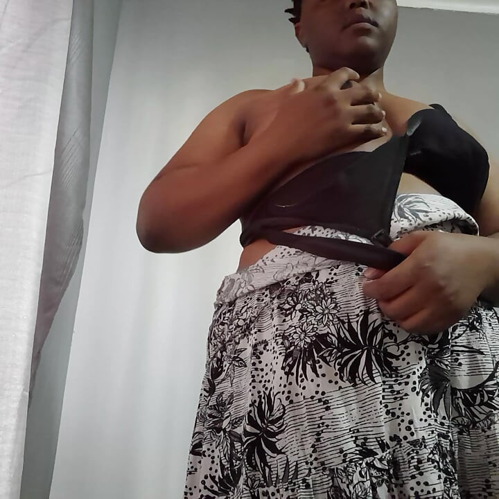 Транс небинарий трогает себя