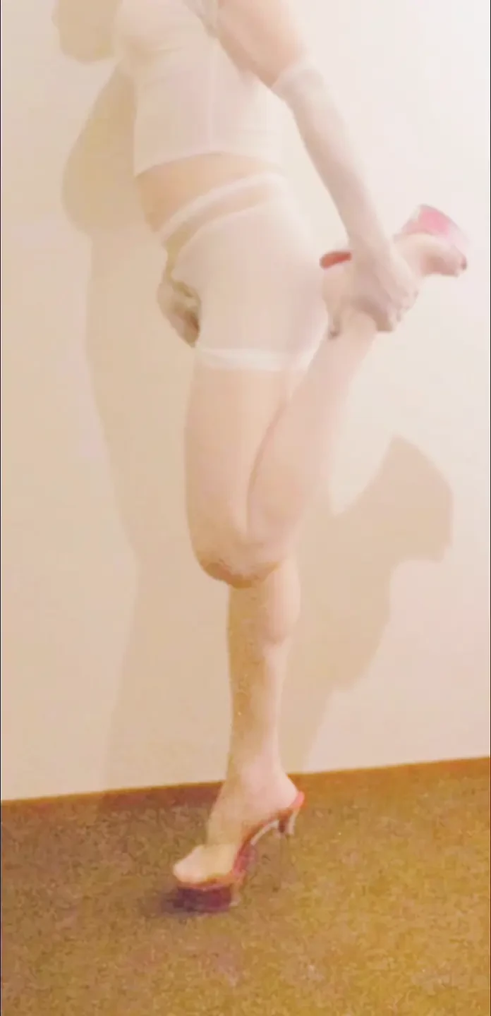 尼龙恋物癖 Tgirl Sroke 并戏弄她的鸡巴超过 Fetishnylon