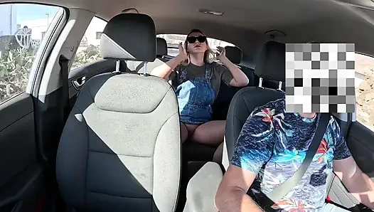 Kız külotsuz takside mastürbasyon yapıyor