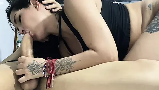 Домохозяйка изменяет мужу с сантехником — порно на английском