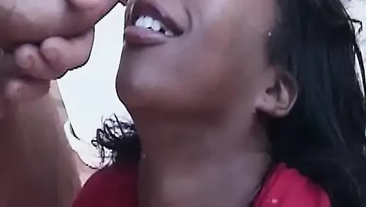 Olgun esmer orta yaşlı seksi kadın kıllı amcıkla kalın yarağa biniyor
