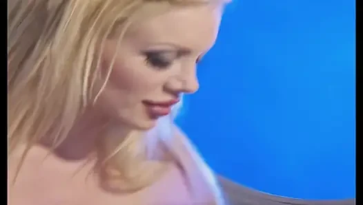 Açgözlü sarışın orta yaşlı seksi kadın götünü açıyor