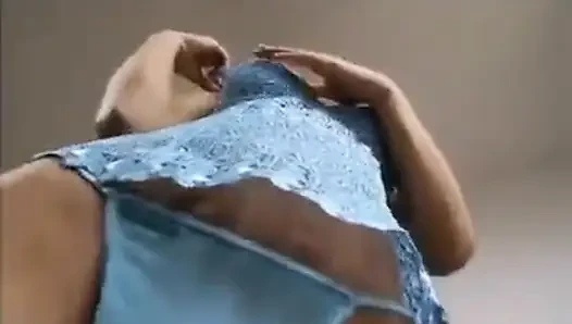 Adam kanepede seksi sarışını sikiyor