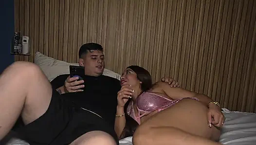 Ben işteyken karım büyük bir yarakla sikişiyor!