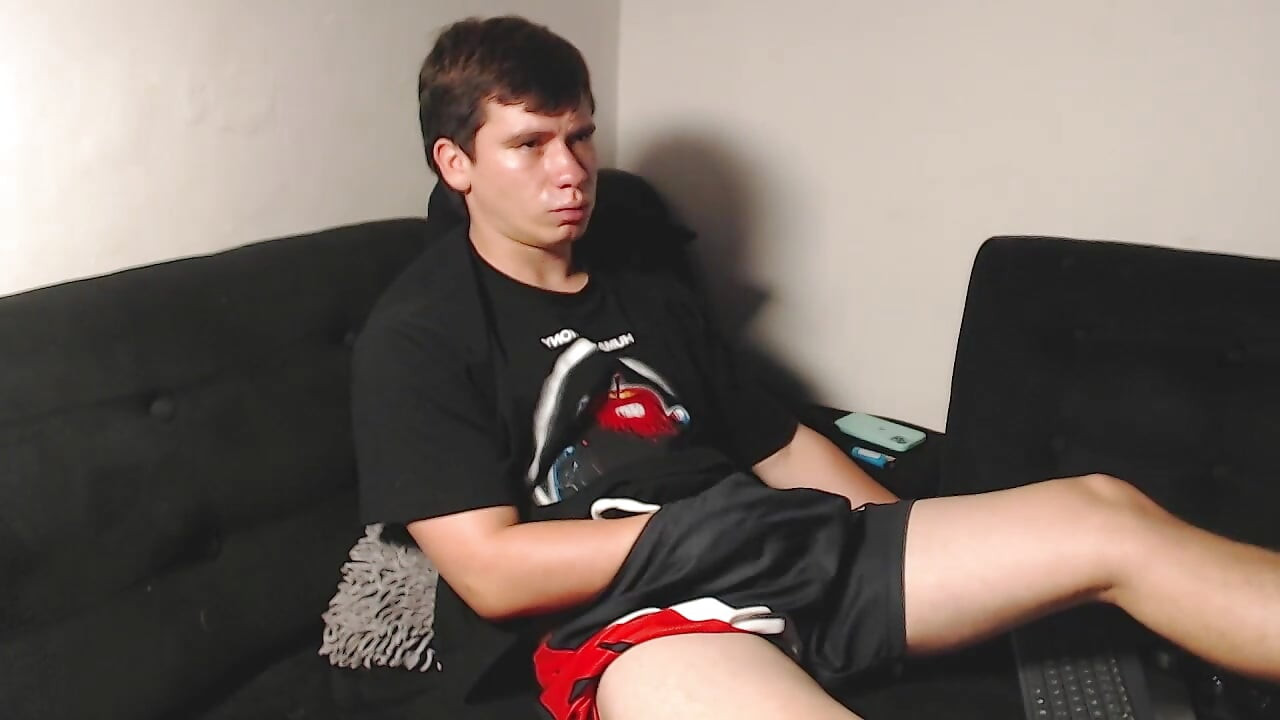 Hetero ruhában van, és levetkőzik valakinek egy műsorban