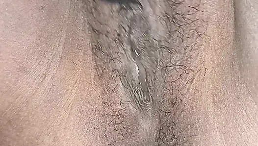 Vibratörle mastrubasyonun tadını çıkarıyor
