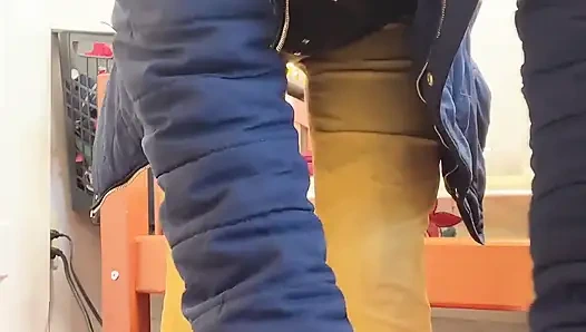 Hana kencing gara-gara nggak kuat lagi