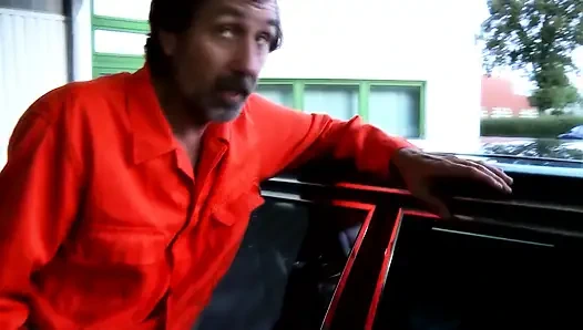 Татуированный мускулистый ебарь долбит блондинку и возбужденную брюнетку в глубоком анальном тройничке с глубокой глоткой