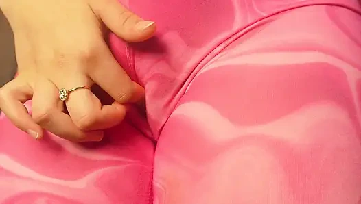 Hamile üvey kız kardeş deve toynağı amcık twerk yapıyor ve pembe taytla mastürbasyon yapıyor