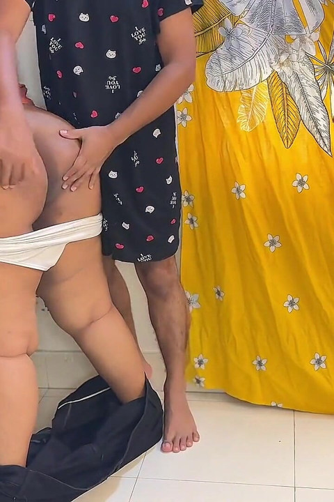 부모님이 집을 나설 때 섹스하라고 부르는 핫한 거유 여친