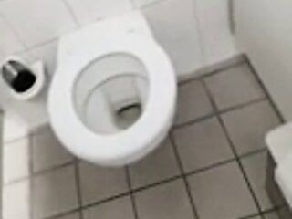 Per ongeluk een puinhoop gemaakt in een openbaar toilet, zou je het voor me opruimen?