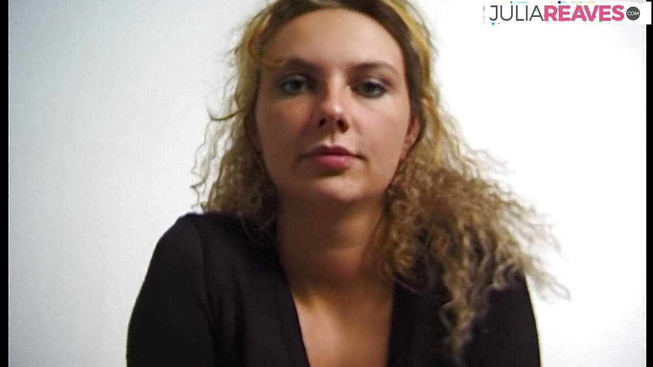 कामुक लड़की अपनी चूत की रगड़ती है फिर उंगली से खुद को जोर से चोदती है