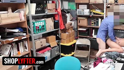 Shoplyfter - heiße ebenholz-füchsin Kat Arina würgt am schwanz des Offiziers, um Ärger mit dem Gesetz zu vermeiden