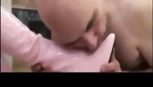 Сапожная рабыня должна очистить черные и розовые сапоги дам!