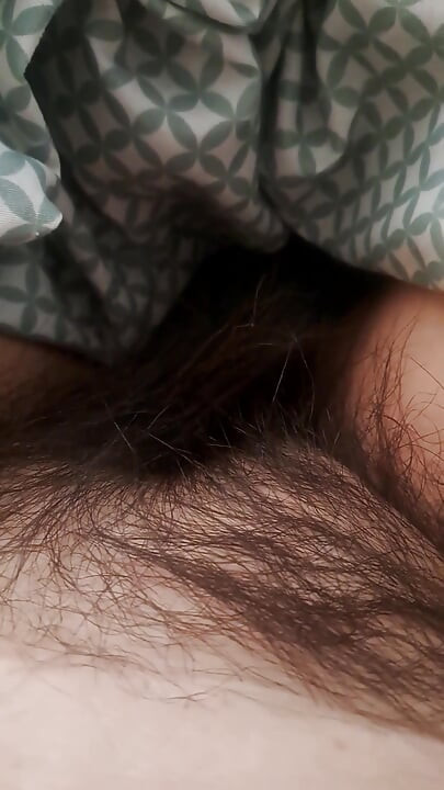 MILF berührt ihre haarige muschi