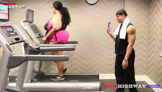 İRI GÖĞÜSLÜ ZENCI IRI GÜZEL KADıN SERT YARAK ALıYOR