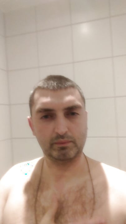 Я принимаю душ и играю со своим хуем.