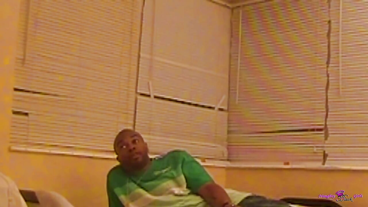 Sono entrambi troppo timidi per iniziare qualsiasi cosa interrazziale ma si scaldano