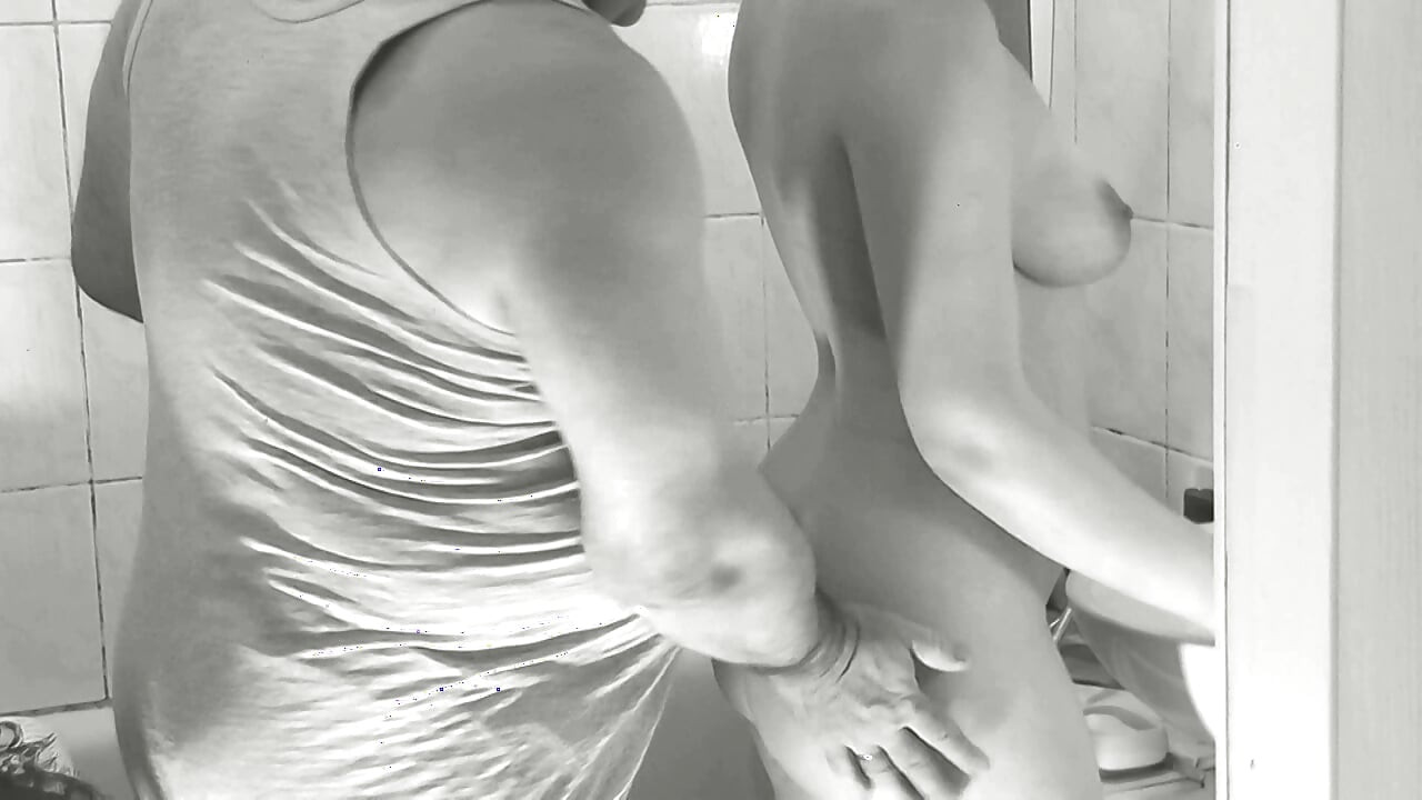 Natüristler evde çıplaklık. Bakire çıplak kız duş alırken yetişkin komşu banyoda tıraş oluyor. Yaşlı genç kız. Doğal memeler göt orta yaşlı seksi kadın