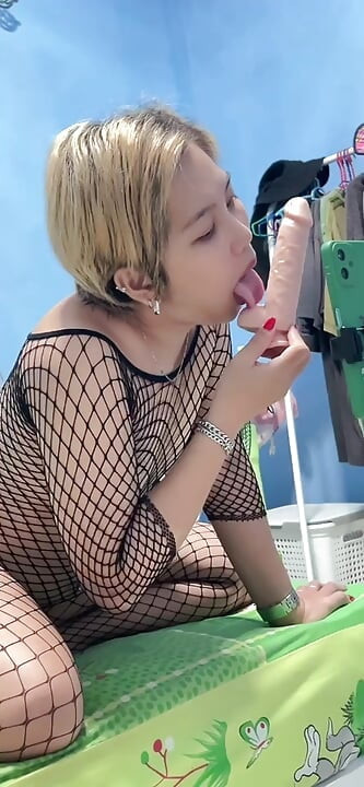 Awek Asia berseronok dengan dildonya bahagian 2