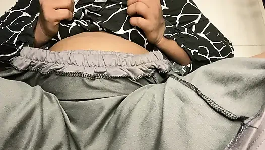 Hintli kız amcığını parmaklıyor ve göğüslerini gösteriyor ve basıyor