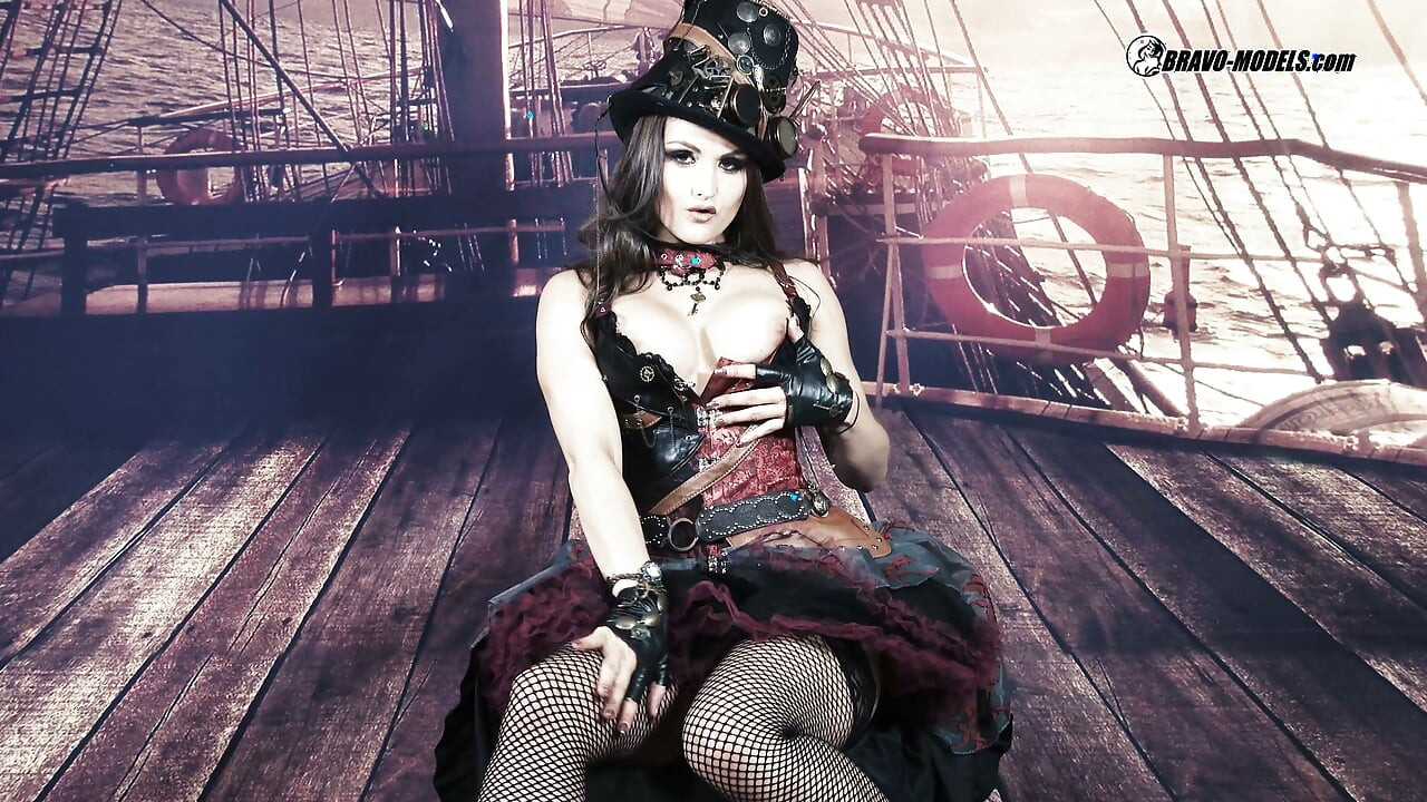 400 Barbara Bieber dans le rôle d'une pirate dans un costume de steampunk cosplay