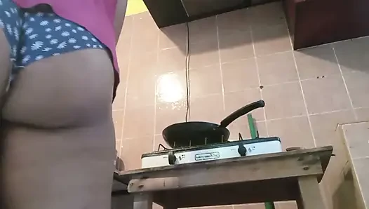 Mutfakta külotlu tombul orta yaşlı seksi kadın