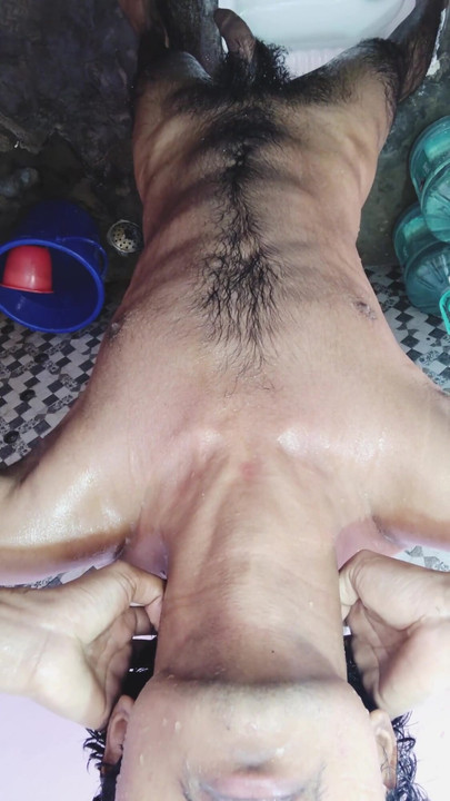 Tinejdžerka se odlučila za golu kupku, brijanje i masažu uljem te trljanje kokola za potpuno punjenje | Isječak 1