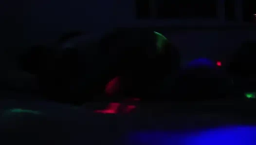 Pasangan romantis hampir hancur di ranjang dan kamera di pesta seks