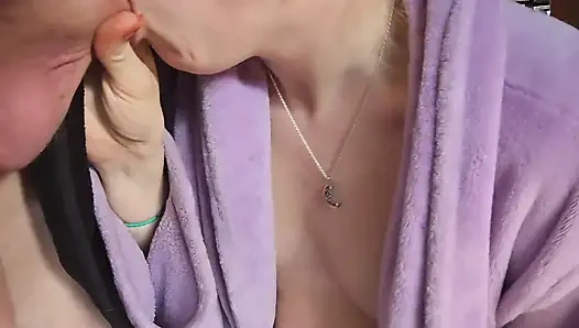 Milf lutscht vor dem counter-fick und kommt auf den arsch