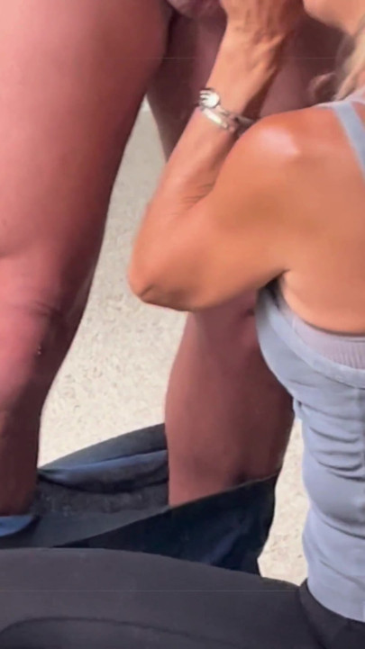 Orta yaşlı seksi kadın oral seks
