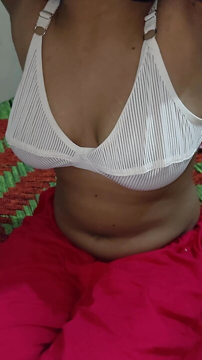 একা মেয়ে তার বুক দেখাচ্ছে