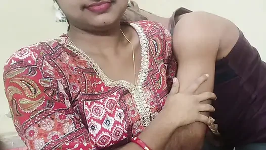 Desi freundin, freund, romantisches wiedersehen nach ein paar tagen - intime momente in seinem zimmer