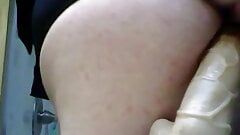Сексуальная кроссдрессер-сисси-шлюшка трахает себя 9-дюймовым дилдо в любительском видео