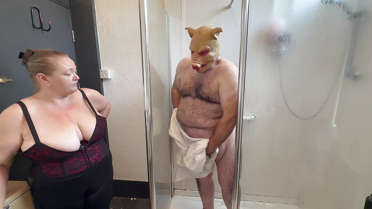 Domina satana und satanas piggy in der dusche.
