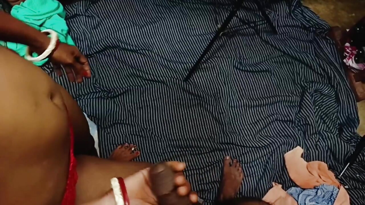 Desi vesnická Bhabhi poprvé šuká Exttra Dootted Kondom a užijte si šťastné, hindské video