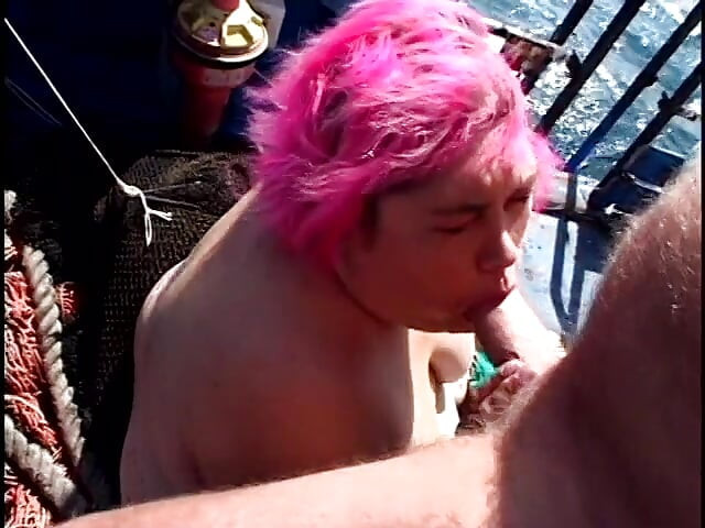 Bbw met gekleurd haar wordt op zijn hondjes geboord op een boot