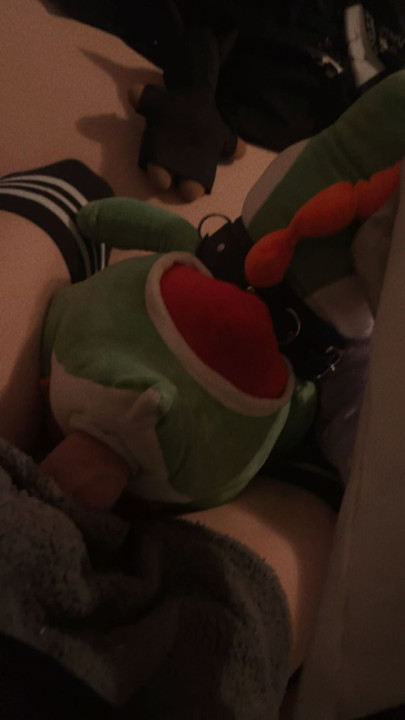 Femboy yoshi peluşuyla sikişiyor :3