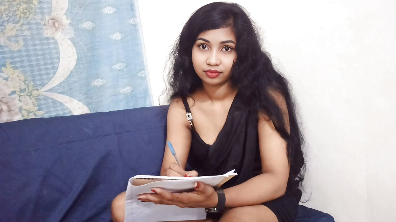 O padrasto sexy está a dar educação sexual à enteada e também a ter relações sexuais com ela.
