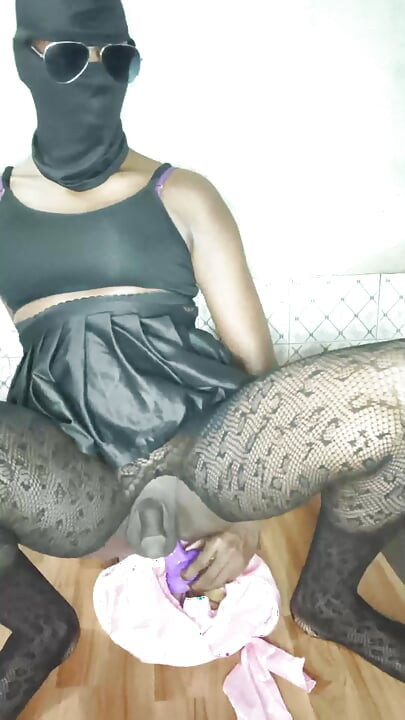 הודית TS Azzy נהנתה מהרגע היפה של סיסיגזמה אנאלית עם דילדו