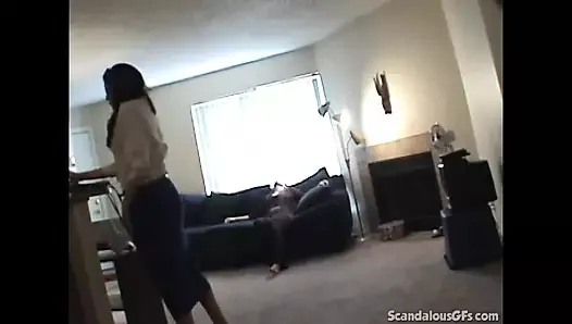 Une petite amie sexy se fait prendre en train de baiser avec une lesbienne devant la caméra