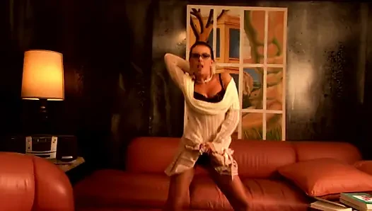 Esmer genç kız soyunuyorken seksi vücudunu gösteriyor